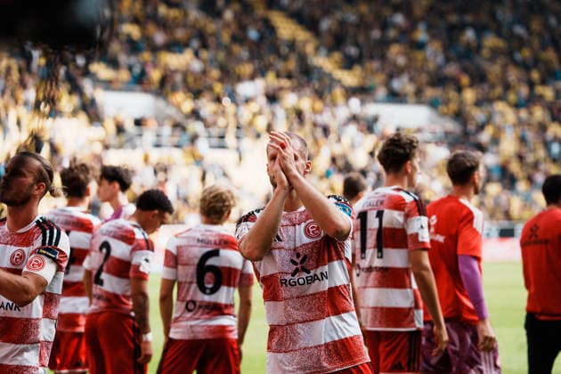 Deutschland: Fussball 3. Liga 2026 - 2027, 7. Spieltag - Alemannia Aachen vs Fortuna Düsseldorf - Tivoli (Aachen): Mannschaft bei den Auswärts - Fans, Enttäuschung, Frust, Niederlage, Applaus, Eric Hottmann (Fortuna Düsseldorf, 9) Copyright: xThiemoxRudolphx