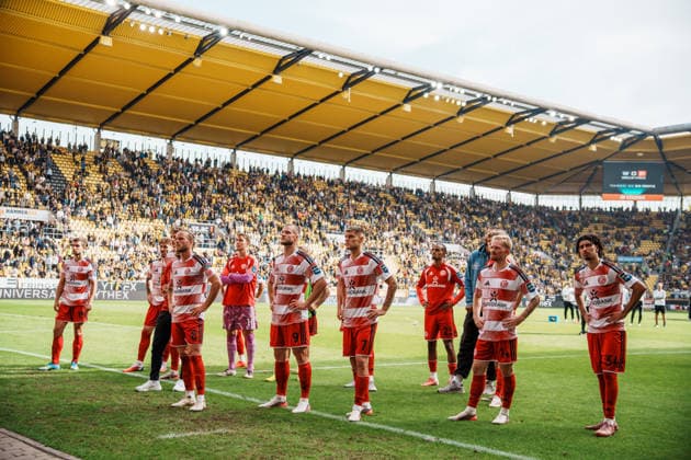 Deutschland: Fussball 3. Liga 2026 - 2027, 7. Spieltag - Alemannia Aachen vs Fortuna Düsseldorf - Tivoli (Aachen): Mannschaft bei den Auswärts - Fans, Enttäuschung, Frust, Niederlage, Applaus, Ratlosigkeit Copyright: xThiemoxRudolphx