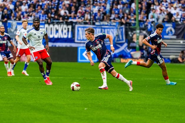 Deutschland: Fußball Bundesliga 2026 27, 4. Spieltag Hamburger SV (HSV) vs 1. FC Koeln Volkspark Stadion (Hamburg): Alessio Castro-Montes (1. FC Koeln, 17) Copyright: xStefanxTrochax