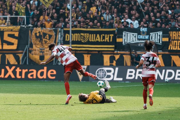 Deutschland: Fussball 3. Liga 2026 - 2027, 7. Spieltag - Alemannia Aachen vs Fortuna Düsseldorf - Tivoli (Aachen): rote Karte für Elias Egouli (Fortuna Düsseldorf, 44) nach Foul gegen Mika Schroers (Alemannia Aachen, 27) Copyright: xThiemoxRudolphx
