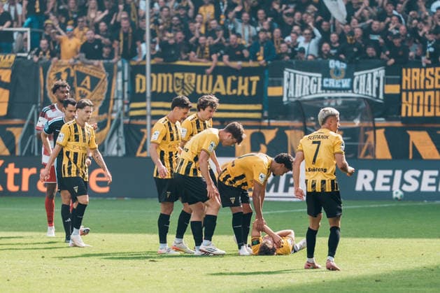 Deutschland: Fussball 3. Liga 2026 - 2027, 7. Spieltag - Alemannia Aachen vs Fortuna Düsseldorf - Tivoli (Aachen): rote Karte für Elias Egouli (Fortuna Düsseldorf, 44) nach Foul gegen Mika Schroers (Alemannia Aachen, 27), Verletzung Copyright: xThiemoxRudolphx