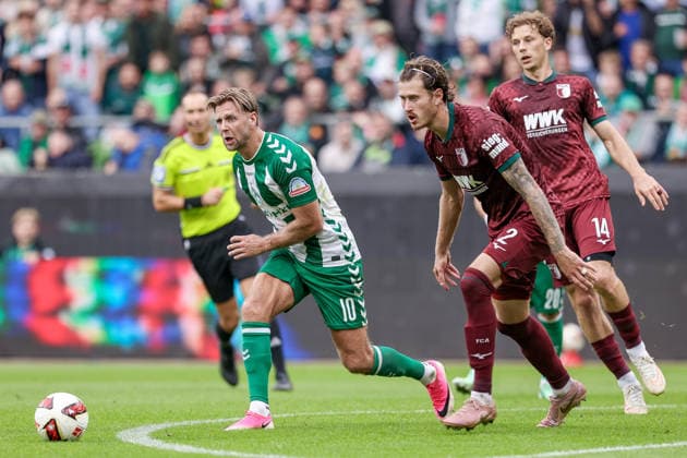 v.li.: Niclas Füllkrug (SV Werder Bremen, 10) und Calvin Brackelmann (FC Augsburg, 2) im Zweikampf, Duell, Dynamik, Aktion, Action, Spielszene, DIE DFL-RICHTLINIEN UNTERSAGEN JEGLICHE NUTZUNG VON FOTOS ALS SEQUENZBILDER UND ODER VIDEOÄHNLICHE FOTOSTRECKEN. DFL REGULATIONS PROHIBIT ANY USE OF PHOTOGRAPHS AS IMAGE SEQUENCES AND OR QUASI-VIDEO., 19.09.2026, Bremen (Deutschland), Fussball, Bundesliga, SV Werder Bremen - FC Augsburg