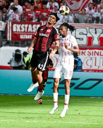 19.09.2026, xpsx, Fussball 1.Bundesliga, Eintracht Frankfurt - SC Freiburg v.l. Can Uzun (Eintracht Frankfurt), Jordy Makengo (SC Freiburg) (DFL DFB REGULATIONS PROHIBIT ANY USE OF PHOTOGRAPHS as IMAGE SEQUENCES and or QUASI-VIDEO) emspor Frankfurt