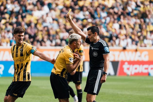 ^Deutschland: Fussball 3. Liga 2026 - 2027, 7. Spieltag - Alemannia Aachen vs Fortuna Düsseldorf - Tivoli (Aachen): Zweikampf, Kampf um Ball, Duell, Angriff, Tackle Lukas Scepanik (Alemannia Aachen, 7) und Anas Slimani (Fortuna Düsseldorf, 34), gelbe Karte von Schiedsrichter Konrad Oldhafer (Poppenbüttel) Copyright: xThiemoxRudolphx