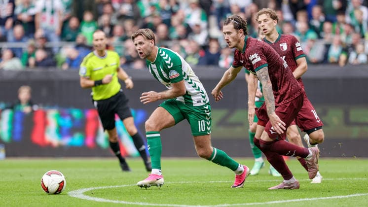 v.li.: Niclas Füllkrug (SV Werder Bremen, 10) und Calvin Brackelmann (FC Augsburg, 2) im Zweikampf, Duell, Dynamik, Aktion, Action, Spielszene, DIE DFL-RICHTLINIEN UNTERSAGEN JEGLICHE NUTZUNG VON FOTOS ALS SEQUENZBILDER UND ODER VIDEOÄHNLICHE FOTOSTRECKEN. DFL REGULATIONS PROHIBIT ANY USE OF PHOTOGRAPHS AS IMAGE SEQUENCES AND OR QUASI-VIDEO., 19.09.2026, Bremen (Deutschland), Fussball, Bundesliga, SV Werder Bremen - FC Augsburg
