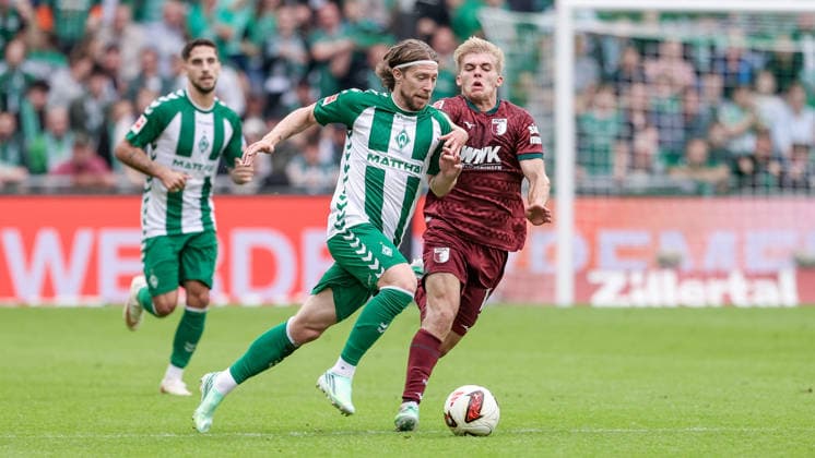 v.li.: Mitchell Weiser (SV Werder Bremen, 8) und Hennes Behrens (FC Augsburg, 16) im Laufduell, Zweikampf, Duell, Dynamik, Aktion, Action, Spielszene, DIE DFL-RICHTLINIEN UNTERSAGEN JEGLICHE NUTZUNG VON FOTOS ALS SEQUENZBILDER UND ODER VIDEOÄHNLICHE FOTOSTRECKEN. DFL REGULATIONS PROHIBIT ANY USE OF PHOTOGRAPHS AS IMAGE SEQUENCES AND OR QUASI-VIDEO., 19.09.2026, Bremen (Deutschland), Fussball, Bundesliga, SV Werder Bremen - FC Augsburg