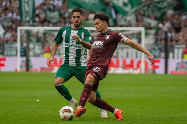 Deutschland: Fussball 1. Bundesliga, 4. Spieltag 2026 2027, Werder Bremen - FC Augsburg am 19.09.2026 in Bremen (Weserstadion): Zweikampf Fabian Rieder (FC Augsburg, 32) Ludovit Reis (Werder Bremen, 15) Copyright: xSvenxHeidmannx