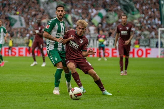 Deutschland: Fussball 1. Bundesliga, 4. Spieltag 2026 2027, Werder Bremen - FC Augsburg am 19.09.2026 in Bremen (Weserstadion): Zweikampf Hennes Behrens (FC Augsburg, 16) Ludovit Reis (Werder Bremen, 15) Copyright: xSvenxHeidmannx