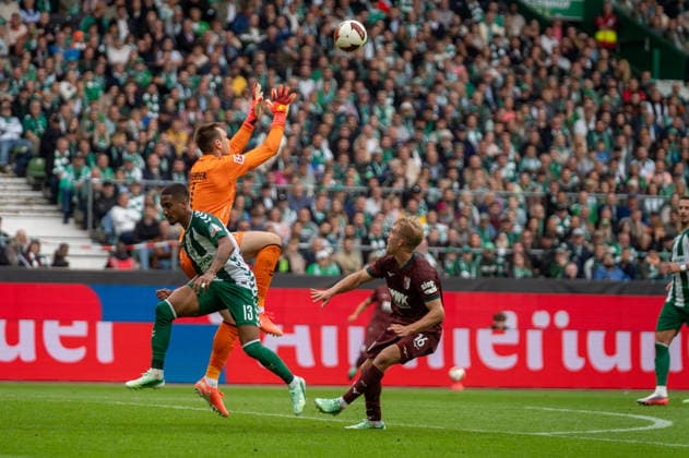 Deutschland: Fussball 1. Bundesliga, 4. Spieltag 2026 2027, Werder Bremen - FC Augsburg am 19.09.2026 in Bremen (Weserstadion): Karl Hein (Werder Bremen, 1) Hennes Behrens (FC Augsburg, 16) Arthur (Werder Bremen, 13) Copyright: xSvenxHeidmannx