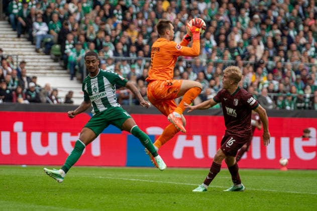 Deutschland: Fussball 1. Bundesliga, 4. Spieltag 2026 2027, Werder Bremen - FC Augsburg am 19.09.2026 in Bremen (Weserstadion): Karl Hein (Werder Bremen, 1) Hennes Behrens (FC Augsburg, 16) Arthur (Werder Bremen, 13) Copyright: xSvenxHeidmannx