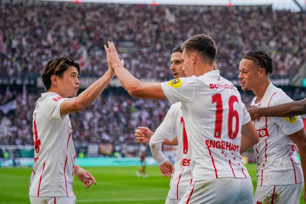 Deutschland: Fussball Bundesliga 2026 - 2027, 4. Spieltag - Eintracht Frankfurt vs SC Freiburg - Deutsche-Bank-Park (Frankfurt): Tor und Torjubel zum 2:2 durch Yuito Suzuki (SC Freiburg, 14) Freude, Emotionen, Jubel mit Yannik Engelhardt (SC Freiburg, 16) Igor Matanovic (SC Freiburg, 31) Derry Scherhant (SC Freiburg, 7) Copyright: xJOERANxSTEINSIEKx