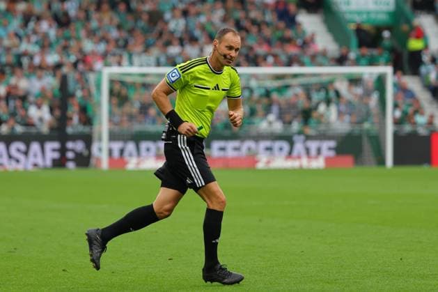19.09.26, GER, Fussball, 1.FBL Männer, 4. Spieltag, Saison2026 2027, SV Werder Bremen vs. FC Augsburg Einzelaktion Aktion Ganze Figur Einzeln Freisteller Schiedsrichter Bastian Dankert Bremen Weserstadion Bremen Germany Copyright: xnordphotoxGmbHx xTauchnitzx