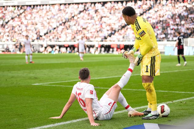 Fußball, 1. Bundesliga, 20260919, SG Eintracht Frankfurt - SC Freiburg. Im Bild, v.l. Yannik ENGELHARDT (Freiburg, 16) und Torwart Noah ATUBOLU (Frankfurt, 1). Frankfurt Deutsche Bank Park Hessen Deutschland Copyright: Passion2Press MarkusxFischerx