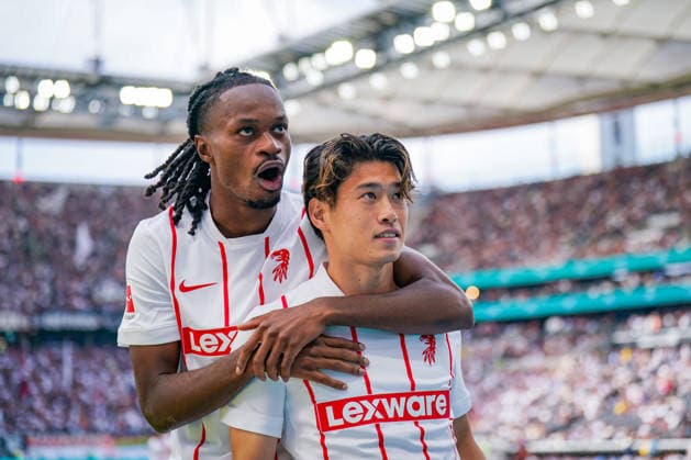 Deutschland: Fussball Bundesliga 2026 - 2027, 4. Spieltag - Eintracht Frankfurt vs SC Freiburg - Deutsche-Bank-Park (Frankfurt): Tor und Torjubel zum 2:2 durch Yuito Suzuki (SC Freiburg, 14) Freude, Emotionen, Jubel mit Jordy Makengo (SC Freiburg, 33) Copyright: xJOERANxSTEINSIEKx