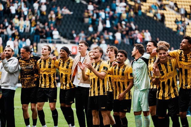 Deutschland: Fussball 3. Liga 2026 - 2027, 7. Spieltag - Alemannia Aachen vs Fortuna Düsseldorf - Tivoli (Aachen): Team bei den Fans auf der Werner Fuchs Tribüne, Sieg, Jubeln, Feiern, Fans, Gewinn, Emotionen, Manuel Riemann (Alemannia Aachen, 1), Mehdi Loune (Alemannia Aachen, 10), Jonas Oehmichen (Alemannia Aachen, 44), Mika Schroers (Alemannia Aachen, 27) Copyright: xThiemoxRudolphx