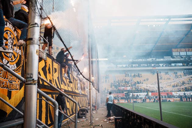 Deutschland: Fussball 3. Liga 2026 - 2027, 7. Spieltag - Alemannia Aachen vs Fortuna Düsseldorf - Tivoli (Aachen): Pyro nach Sieg auf Werner Fuchs Tribüne, Fans, Feuerwerk, Bengalo Copyright: xThiemoxRudolphx