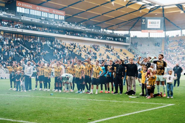Deutschland: Fussball 3. Liga 2026 - 2027, 7. Spieltag - Alemannia Aachen vs Fortuna Düsseldorf - Tivoli (Aachen): Sieger feiern vor Fans auf Werner Fuchs Tribüne, Team, Sieg, Jubeln, Feiern, Fans, Gewinn, Emotionen Copyright: xThiemoxRudolphx