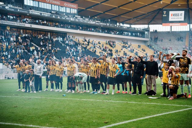 Deutschland: Fussball 3. Liga 2026 - 2027, 7. Spieltag - Alemannia Aachen vs Fortuna Düsseldorf - Tivoli (Aachen): Sieger feiern vor Fans auf Werner Fuchs Tribüne, Team, Sieg, Jubeln, Feiern, Fans, Gewinn, Emotionen Copyright: xThiemoxRudolphx