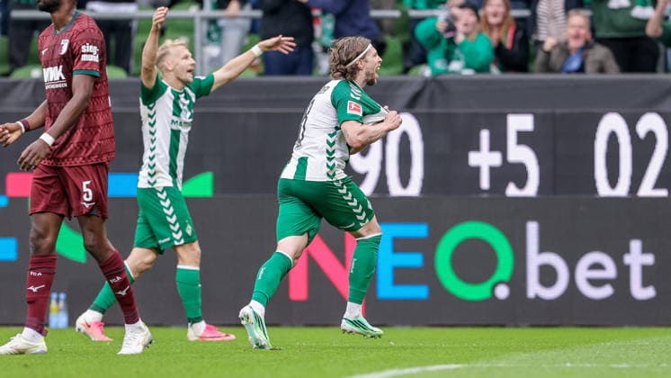 v.li.: Marco Grüll (SV Werder Bremen, 17) und Torschütze Mitchell Weiser (SV Werder Bremen, 8) mit Torjubel, Jubel, jubeln, jubelt, optimistisch, Spielszene, Highlight, Freude über das Tor zum 3:2, DIE DFL-RICHTLINIEN UNTERSAGEN JEGLICHE NUTZUNG VON FOTOS ALS SEQUENZBILDER UND ODER VIDEOÄHNLICHE FOTOSTRECKEN. DFL REGULATIONS PROHIBIT ANY USE OF PHOTOGRAPHS AS IMAGE SEQUENCES AND OR QUASI-VIDEO., 19.09.2026, Bremen (Deutschland), Fussball, Bundesliga, SV Werder Bremen - FC Augsburg