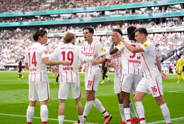 Spieler von SC Freiburg feiern gemeinsam nach dem zweiten Tor der Mannschaft. GER, Eintracht Frankfurt vs SC Freiburg, 1. Bundesliga, 4. Spieltag, Saison 2026-27, Deutsche Bank Park, Frankfurt, 19.09.2026 DFL REGULATIONS PROHIBIT ANY USE OF PHOTOGRAPHS AS IMAGE SEQUENCES AND OR QUASI-VIDEO Eintracht Frankfurt vs SC Freiburg, 1. Bundesliga, 4. Spieltag, Saison 2026-27, 19.09.2026 Frankfurt am Main Copyright: xEibner-Pressefoto ScottxColemanx EP_SCN