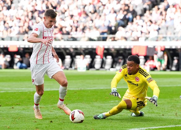 Yannik Engelhardt (SC Freiburg, 16) scheitert mit seinem Abschluss an Noah Atubolu (Eintracht Frankfurt, 1). GER, Eintracht Frankfurt vs SC Freiburg, 1. Bundesliga, 4. Spieltag, Saison 2026-27, Deutsche Bank Park, Frankfurt, 19.09.2026 DFL REGULATIONS PROHIBIT ANY USE OF PHOTOGRAPHS AS IMAGE SEQUENCES AND OR QUASI-VIDEO Eintracht Frankfurt vs SC Freiburg, 1. Bundesliga, 4. Spieltag, Saison 2026-27, 19.09.2026 Frankfurt am Main Copyright: xEibner-Pressefoto ScottxColemanx EP_SCN