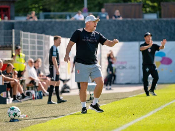 Trainer Sascha Hildmann (SSV Jahn Regensburg) feuert seine Mannschaft lautstark an der Seitenlinie an, im Hintergrun Trainer Nico Willig (VfB Stuttgart II), Motivation Anfeuern Coaching Gestik Geste Emotion Kommando Ruf GER, Fussball, VfB Stuttgart II vs. SSV Jahn Regensburg, 3. Liga, 7. Spieltag, Saison 2026 2027, 19.09.2026 GER, Fussball, VfB Stuttgart II vs. SSV Jahn Regensburg, 3. Liga, 7. Spieltag, Saison 2026 2027, 19.09.2026 Aspach Copyright: xCarstenxSchweringx EP_CSG