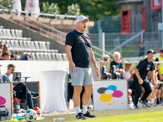 Trainer Sascha Hildmann (SSV Jahn Regensburg) feuert seine Mannschaft lautstark an der Seitenlinie an, Motivation Anfeuern Coaching Gestik Geste Emotion Kommando Ruf GER, Fussball, VfB Stuttgart II vs. SSV Jahn Regensburg, 3. Liga, 7. Spieltag, Saison 2026 2027, 19.09.2026 GER, Fussball, VfB Stuttgart II vs. SSV Jahn Regensburg, 3. Liga, 7. Spieltag, Saison 2026 2027, 19.09.2026 Aspach Copyright: xCarstenxSchweringx EP_CSG