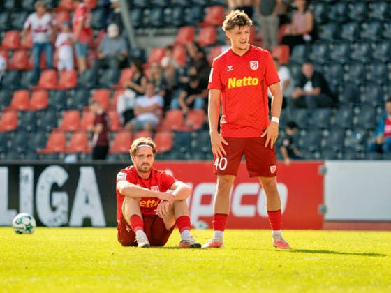 nach Spielende: Enttaeuschung und Frust bei Jakob Seibold (SSV Jahn Regensburg, 40) nach dem Schlusspfiff, Enttaeuscht Abpfiff Spielende Niederlage Krise Emotion Gestik Geste GER, Fussball, VfB Stuttgart II vs. SSV Jahn Regensburg, 3. Liga, 7. Spieltag, Saison 2026 2027, 19.09.2026 GER, Fussball, VfB Stuttgart II vs. SSV Jahn Regensburg, 3. Liga, 7. Spieltag, Saison 2026 2027, 19.09.2026 Aspach Copyright: xCarstenxSchweringx EP_CSG