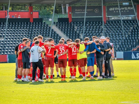 nach Spielende: Mannschaftskreis SSV Jahn Regensburg GER, Fussball, VfB Stuttgart II vs. SSV Jahn Regensburg, 3. Liga, 7. Spieltag, Saison 2026 2027, 19.09.2026 GER, Fussball, VfB Stuttgart II vs. SSV Jahn Regensburg, 3. Liga, 7. Spieltag, Saison 2026 2027, 19.09.2026 Aspach Copyright: xCarstenxSchweringx EP_CSG