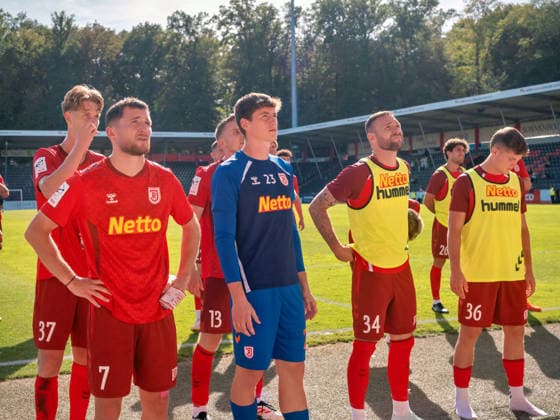 nach Spielende: Spieler vom SSV Jahn Regensburg bedankt sich bei den Zuschauern für den Beifall, Fans Fankurve Fanblock Stimmung Support Applaus Gestik Geste Unterstuetzung GER, Fussball, VfB Stuttgart II vs. SSV Jahn Regensburg, 3. Liga, 7. Spieltag, Saison 2026 2027, 19.09.2026 GER, Fussball, VfB Stuttgart II vs. SSV Jahn Regensburg, 3. Liga, 7. Spieltag, Saison 2026 2027, 19.09.2026 Aspach Copyright: xCarstenxSchweringx EP_CSG