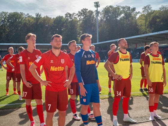 nach Spielende: Spieler vom SSV Jahn Regensburg bedankt sich bei den Zuschauern für den Beifall, Fans Fankurve Fanblock Stimmung Support Applaus Gestik Geste Unterstuetzung GER, Fussball, VfB Stuttgart II vs. SSV Jahn Regensburg, 3. Liga, 7. Spieltag, Saison 2026 2027, 19.09.2026 GER, Fussball, VfB Stuttgart II vs. SSV Jahn Regensburg, 3. Liga, 7. Spieltag, Saison 2026 2027, 19.09.2026 Aspach Copyright: xCarstenxSchweringx EP_CSG