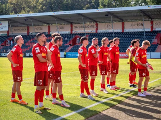 nach Spielende: Spieler vom SSV Jahn Regensburg bedankt sich bei den Zuschauern für den Beifall, Fans Fankurve Fanblock Stimmung Support Applaus Gestik Geste Unterstuetzung GER, Fussball, VfB Stuttgart II vs. SSV Jahn Regensburg, 3. Liga, 7. Spieltag, Saison 2026 2027, 19.09.2026 GER, Fussball, VfB Stuttgart II vs. SSV Jahn Regensburg, 3. Liga, 7. Spieltag, Saison 2026 2027, 19.09.2026 Aspach Copyright: xCarstenxSchweringx EP_CSG