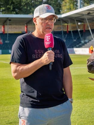 Interview nach Spielende: Trainer Sascha Hildmann (SSV Jahn Regensburg) am mikrofon, Statement Sponsorenwand Nachbericht Gestik Geste GER, Fussball, VfB Stuttgart II vs. SSV Jahn Regensburg, 3. Liga, 7. Spieltag, Saison 2026 2027, 19.09.2026 GER, Fussball, VfB Stuttgart II vs. SSV Jahn Regensburg, 3. Liga, 7. Spieltag, Saison 2026 2027, 19.09.2026 Aspach Copyright: xCarstenxSchweringx EP_CSG