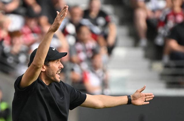 19.09.2026, xjhx, Fussball 1.Bundesliga, Eintracht Frankfurt - SC Freiburg v.l. Trainer Julian Schuster (SC Freiburg) gibt Anweisungen (DFL DFB REGULATIONS PROHIBIT ANY USE OF PHOTOGRAPHS as IMAGE SEQUENCES and or QUASI-VIDEO) Frankfurt am Main