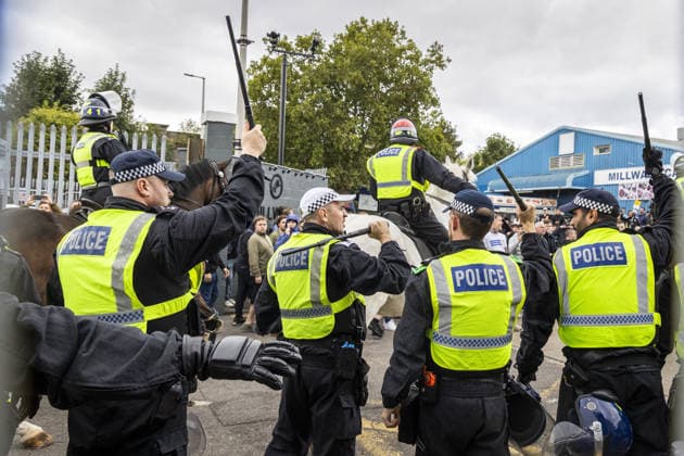 Millwall v West Ham United - EFL Championship LONDON, UNITED KINGDOM - SEPTEMBER 19: Football supporters scuffle with police outside The Den following the English Football League (EFL) Championship match between Millwall and West Ham United in London, UK, on September 19, 2026. The match ended in a 2-2 draw, with the two clubs meeting for the 100th competitive time and renewing one of English football’s historic rivalries after more than 14 years. Stringer Anadolu London United Kingdom. Editorial use only. Please get in touch for any other usage.  Copyright: x2026xAnadoluxStringerx
