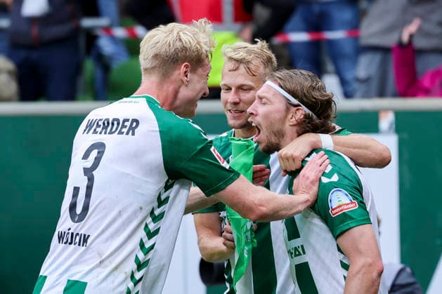 Mitchell Weiser (Werder Bremen) bejubelt seinen Treffer zum 3:2 mit Marco Gruell (Werder Bremen) und Oskar Wojcik (Werder Bremen) waehrend des spiels der 1. Bundesliga zwischen SV Werder Bremen und FC Augsburg, Weserstadion am 19. September 2026 in Bremen, Deutschland. (Foto von Marco Steinbrenner DeFodi Images) +++ Mitchell Weiser (Werder Bremen) celebrates after scoring his teams third Goal with Marco Gruell (Werder Bremen) and Oskar Wojcik (Werder Bremen) during the Bundesliga match between SV Werder Bremen and FC Augsburg at Weserstadion on September 19, 2026 in Bremen, Germany. (Photo by Marco Steinbrenner DeFodi Images) DFB DFL REGULATIONS PROHIBIT ANY USE OF PHOTOGRAPHS AS IMAGE SEQUENCES AND OR QUASI-VIDEO. (Photo by Marco Steinbrenner DeFodi Images) -
