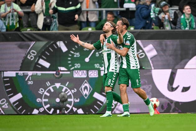 1. Bundesliga: SV Werder Bremen - FC Augsburg am 19.09.2026 im Weserstadion in Bremen Jubel, Torjubel, Torschuetze, Torschütze Mitchell Weiser (Bremen) jubelt nach seinem Tor zum 3:2 mit Olivier Deman (Bremen 2)