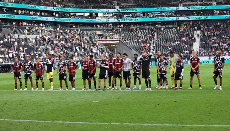 19.09.2026, Fussball Bundesliga, Eintracht Frankfurt - SC Freiburg, v.l., Eintracht-Spieler enttaeuscht, enttaeuscht schauend, dissapointed, traurig, frustiert, frust, gefrustet, frustrated DFL DFB REGULATIONS PROHIBIT ANY USE OF PHOTOGRAPHS AS IMAGE SEQUENCES AND OR QUASI-VIDEO. xdcx Copyright: HMBxMedia Claus
