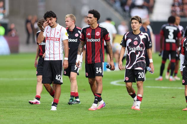 19.09.2026, Fussball Bundesliga, Eintracht Frankfurt - SC Freiburg, v.l., Can Uzun (Eintracht Frankfurt), Pharell Nnamdi Collins (Eintracht Frankfurt), Ritsu Doan (Eintracht Frankfurt) enttaeuscht, enttaeuscht schauend, dissapointed, traurig, frustiert, frust, gefrustet, frustrated DFL DFB REGULATIONS PROHIBIT ANY USE OF PHOTOGRAPHS AS IMAGE SEQUENCES AND OR QUASI-VIDEO. xdcx Copyright: HMBxMedia Claus