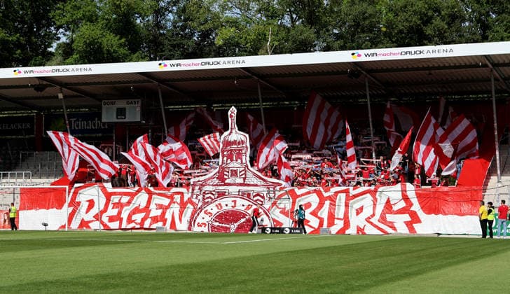 2026.09.19, Deutschland, Aspach Fußball VfB Stuttgart II vs. SSV Jahn Regensburg, Regensburger Fans mit Choreo