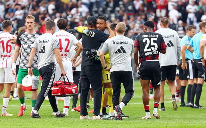 19.09.2026, xovx, Fußball Fußball Bundesliga, Eintracht Frankfurt - SC Freiburg v.l. Trainer Julian Schuster (SC Freiburg) herzt Noah Atubolu (Eintracht Frankfurt) nach Spielende (DFL DFB REGULATIONS PROHIBIT ANY USE OF PHOTOGRAPHS as IMAGE SEQUENCES and or QUASI-VIDEO) emspor Frankfurt