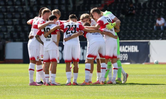 2026.09.19, Deutschland, Aspach Fußball VfB Stuttgart II vs. SSV Jahn Regensburg, die Stuttgarter bilden vor dem Spiel einen Kreis