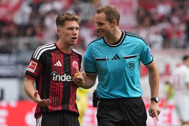 Schiedsrichter Sören Storks ermahnt Elias Baum (Eintracht Frankfurt) - 19.09.2026 Bundesliga, Saison 26 27: Eintracht Frankfurt vs. SC Freiburg, Deutsche Bank Park, 4. Spieltag