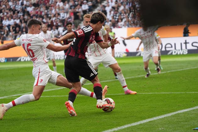 Yannik Engelhardt (SC Freiburg, 16) klärt gegen Ritsu Doan (Eintracht Frankfurt) - 19.09.2026 Bundesliga, Saison 26 27: Eintracht Frankfurt vs. SC Freiburg, Deutsche Bank Park, 4. Spieltag