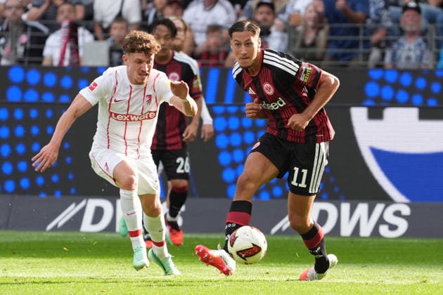 Younes Ebnoutalib (Eintracht Frankfurt) gegen Philipp Treu (SC Freiburg, 29) - 19.09.2026 Bundesliga, Saison 26 27: Eintracht Frankfurt vs. SC Freiburg, Deutsche Bank Park, 4. Spieltag
