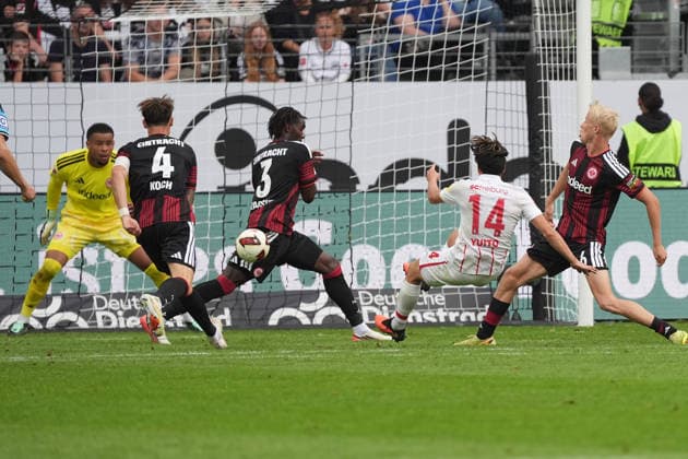 Riesenchance für Yuito Suzuki (SC Freiburg, 14) kurz vor dem Ende - 19.09.2026 Bundesliga, Saison 26 27: Eintracht Frankfurt vs. SC Freiburg, Deutsche Bank Park, 4. Spieltag