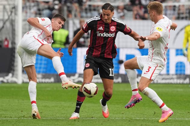 Younes Ebnoutalib (Eintracht Frankfurt) setzt sich durch gegen Philipp Treu (SC Freiburg, 29), Philipp Lienhart (SC Freiburg, 3) - 19.09.2026 Bundesliga, Saison 26 27: Eintracht Frankfurt vs. SC Freiburg, Deutsche Bank Park, 4. Spieltag