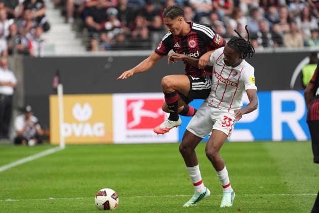 Younes Ebnoutalib (Eintracht Frankfurt) gegen Jordy Makengo (SC Freiburg, 33) - 19.09.2026 Bundesliga, Saison 26 27: Eintracht Frankfurt vs. SC Freiburg, Deutsche Bank Park, 4. Spieltag