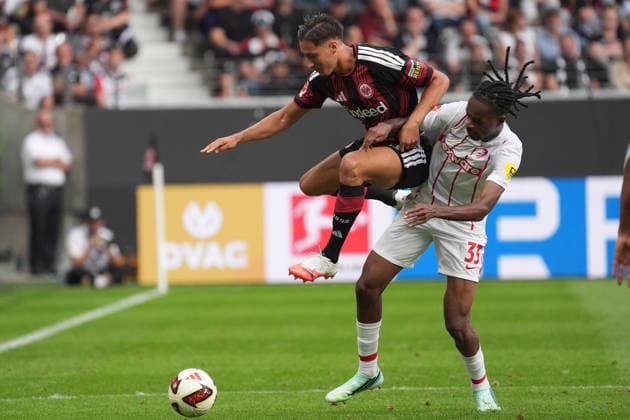 Younes Ebnoutalib (Eintracht Frankfurt) gegen Jordy Makengo (SC Freiburg, 33) - 19.09.2026 Bundesliga, Saison 26 27: Eintracht Frankfurt vs. SC Freiburg, Deutsche Bank Park, 4. Spieltag