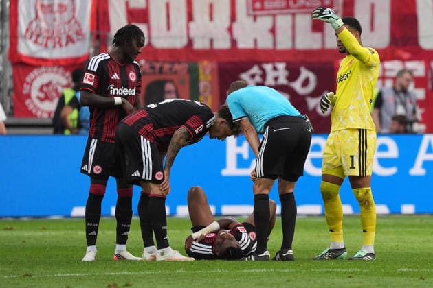 Raphael Onyedika (Eintracht Frankfurt) hat sich an der Schulter verletzt und hat Schmerzen - 19.09.2026 Bundesliga, Saison 26 27: Eintracht Frankfurt vs. SC Freiburg, Deutsche Bank Park, 4. Spieltag